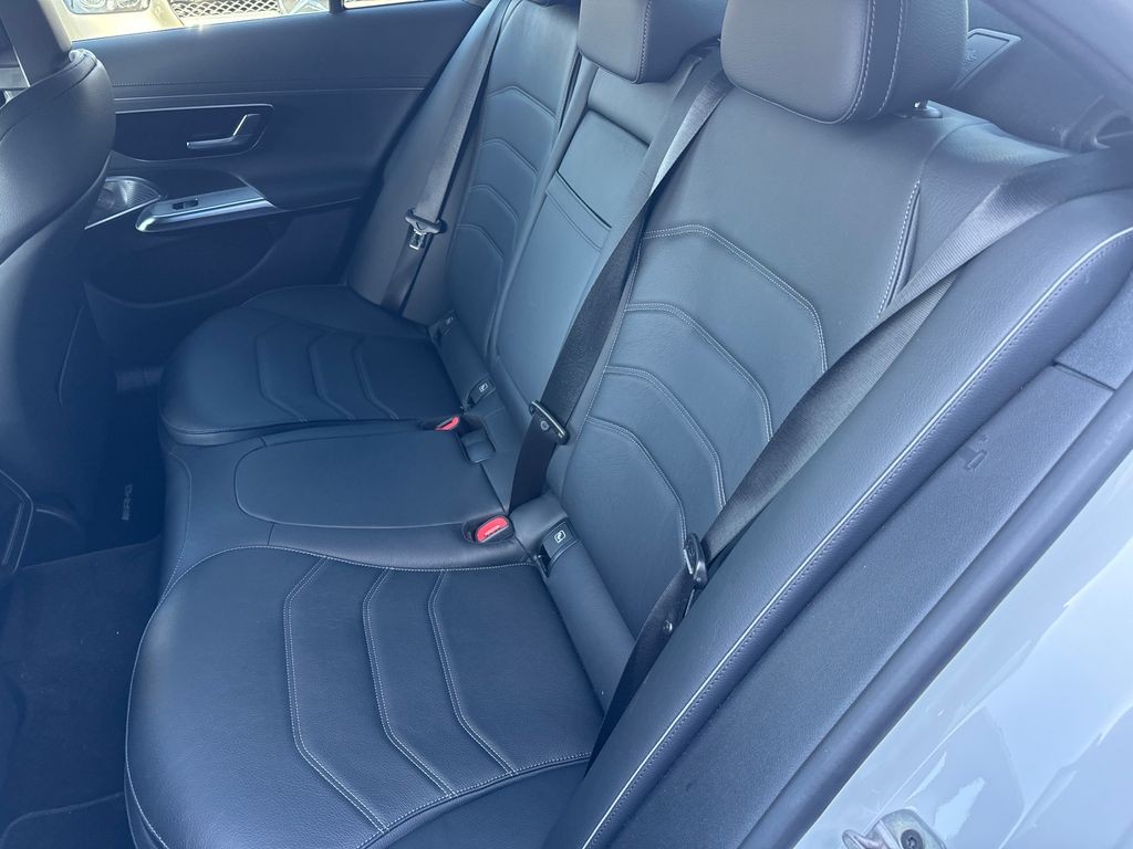 Mercedes-Benz E 220 220d 4Matic AMG paket (foto 13) Mercedes-Benz E 220 220d 4Matic AMG paket (foto 13)