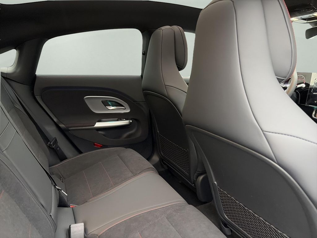 Mercedes-Benz CLA 200 4M (foto 13)