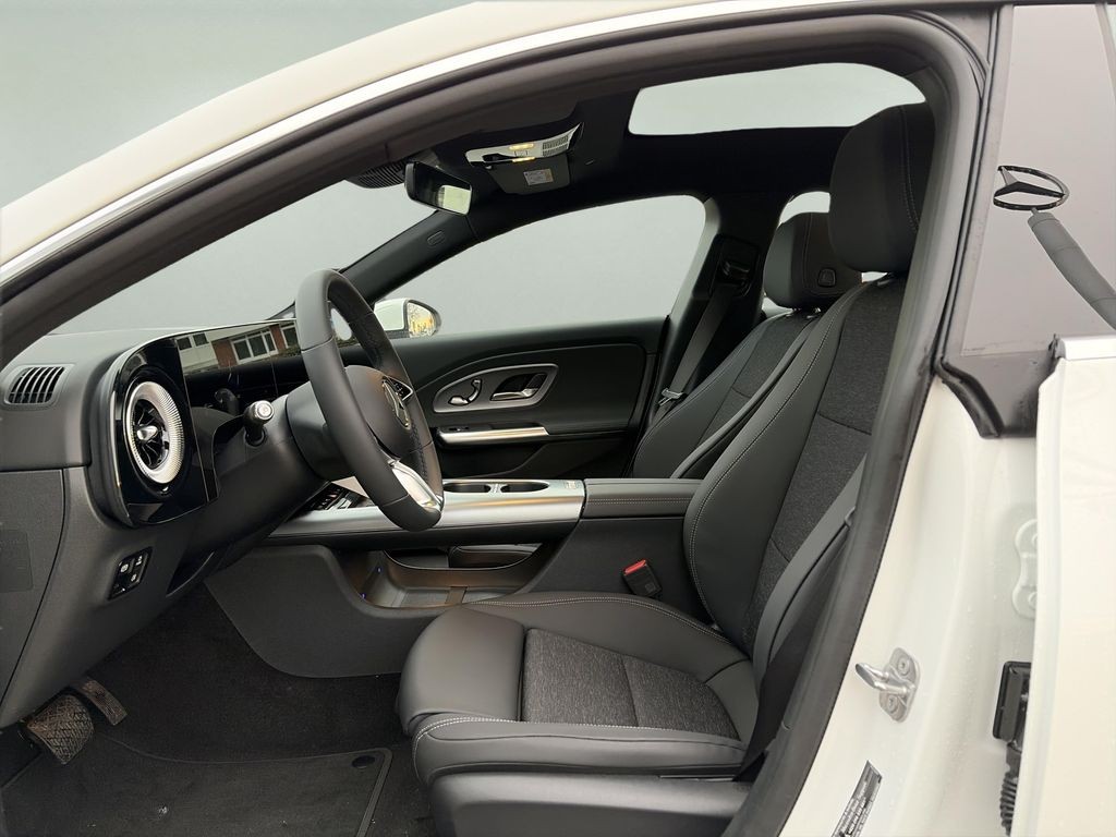 Mercedes-Benz CLA 200 (foto 12)