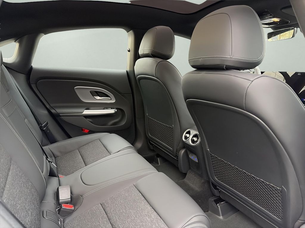 Mercedes-Benz CLA 200 (foto 13)