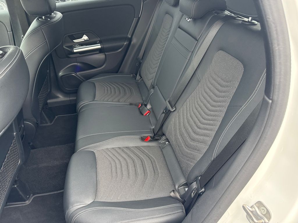 Mercedes-Benz GLA 200 200d 4MATIC (foto 13)