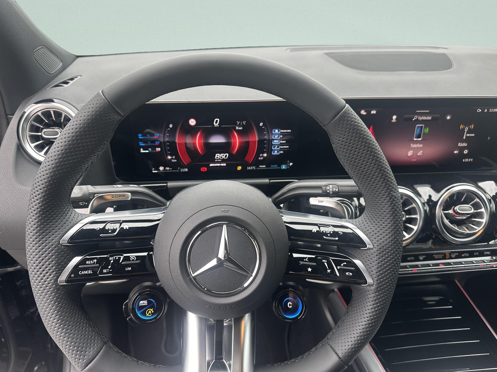 Mercedes-Benz GLA 35 AMG (foto 9)