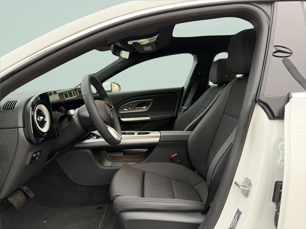 Mercedes-Benz CLA 200 (foto 12)