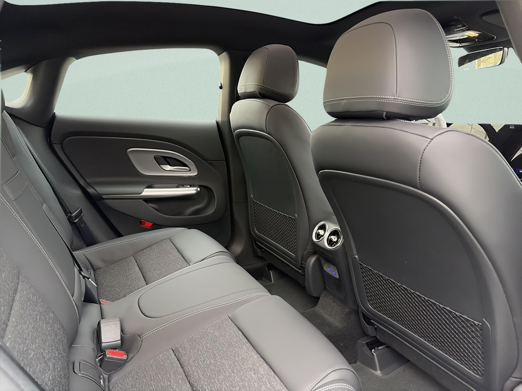 Mercedes-Benz CLA 200 (foto 13)