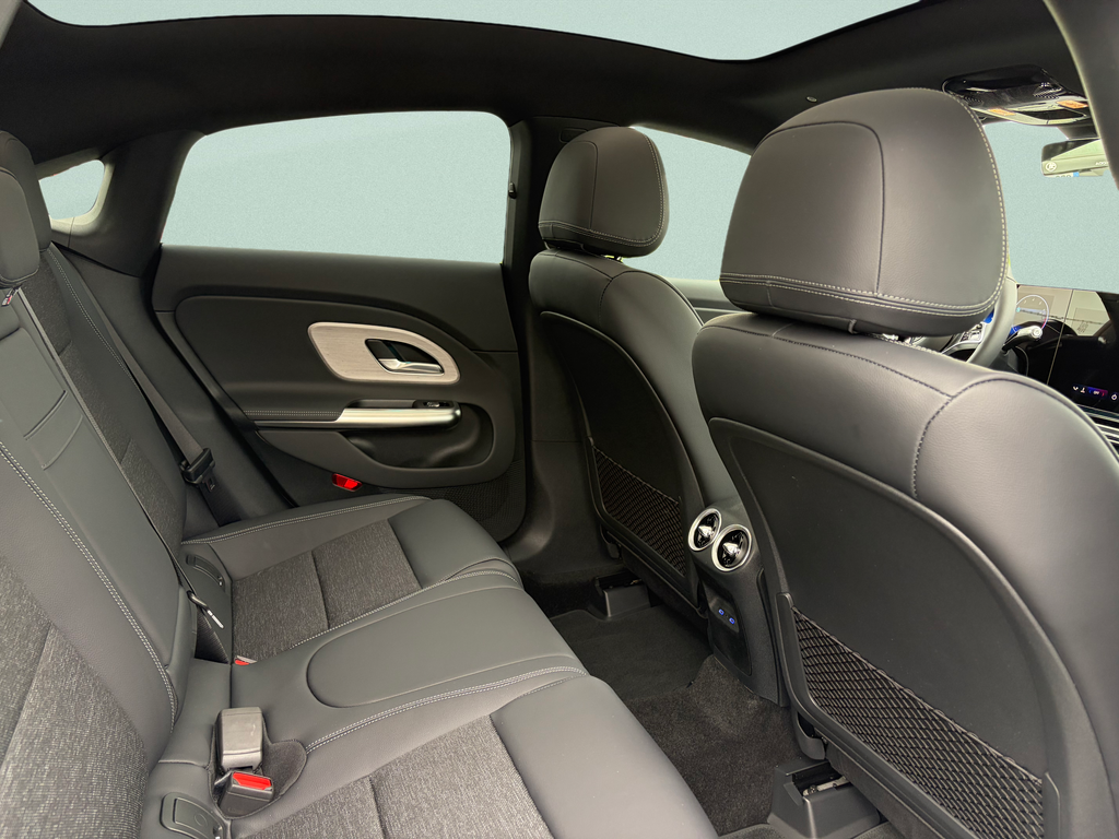 Mercedes-Benz CLA 200 (foto 13)