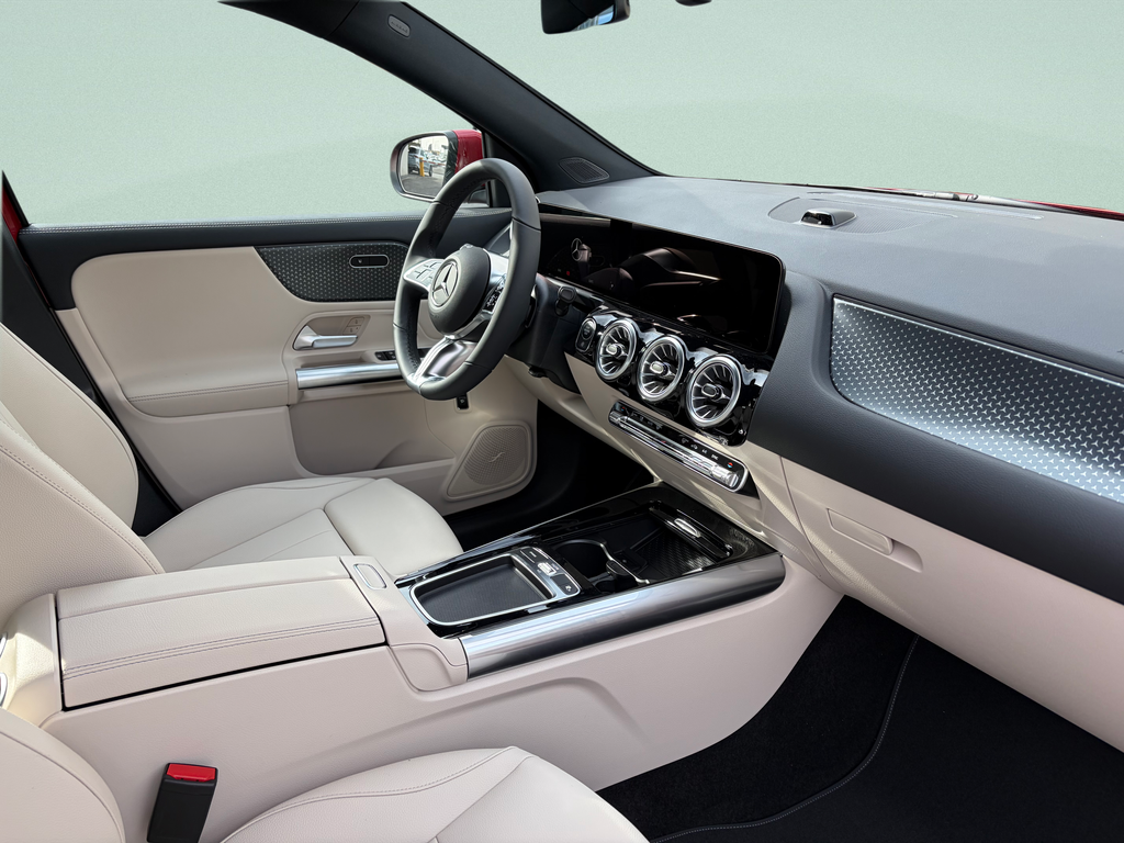 Mercedes-Benz GLA 180 (foto 11)