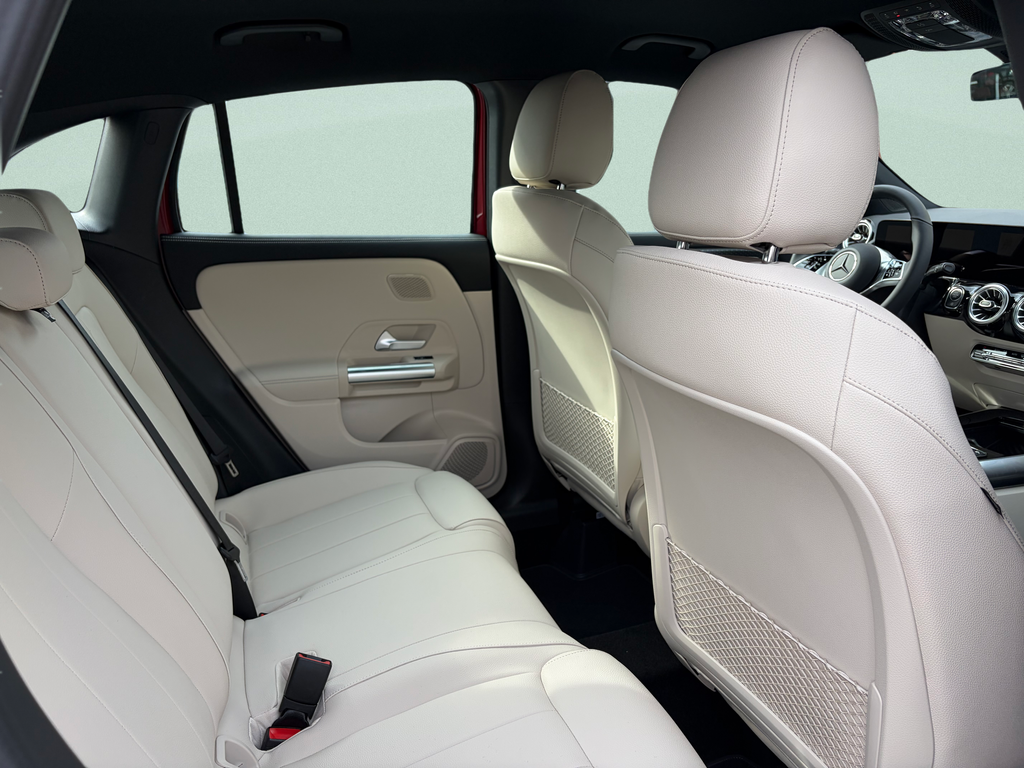 Mercedes-Benz GLA 180 (foto 13)