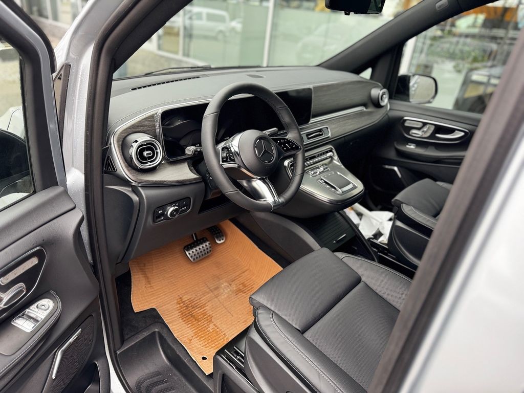 Mercedes-Benz V 300 L EXCLUSIVE AMG 4MATIC (foto 7)