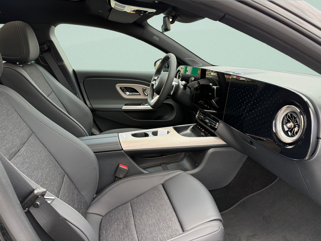 Mercedes-Benz CLA 220 (foto 11)