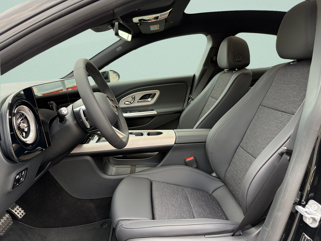 Mercedes-Benz CLA 220 (foto 12)