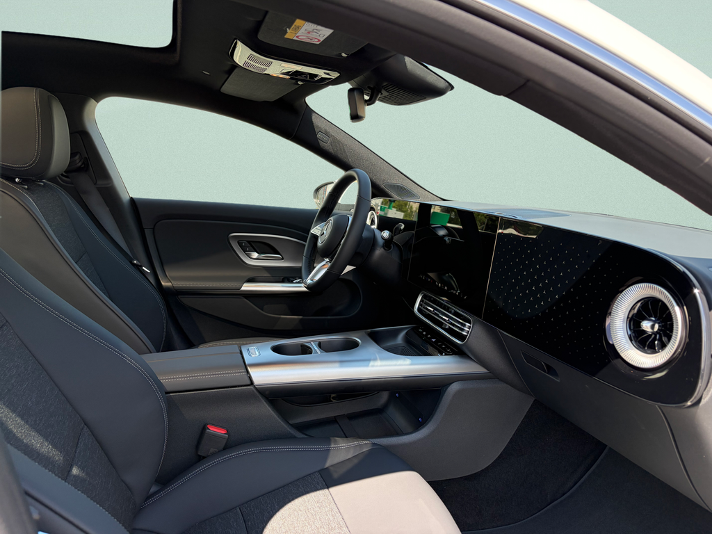 Mercedes-Benz CLA 180 (foto 11)