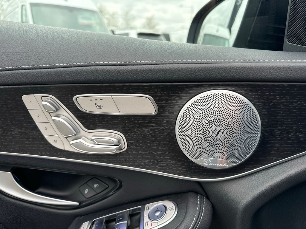 Mercedes-Benz GLC 300 AMG paket rezervováno (foto 15)