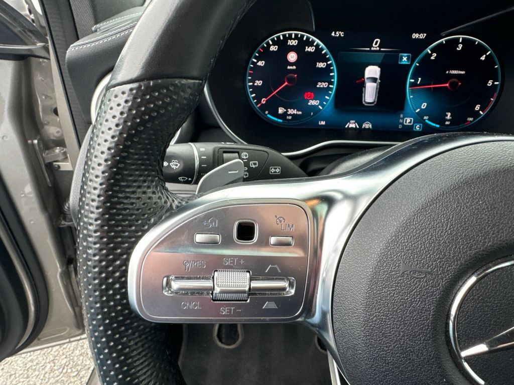Mercedes-Benz GLC 300 AMG paket rezervováno (foto 18)