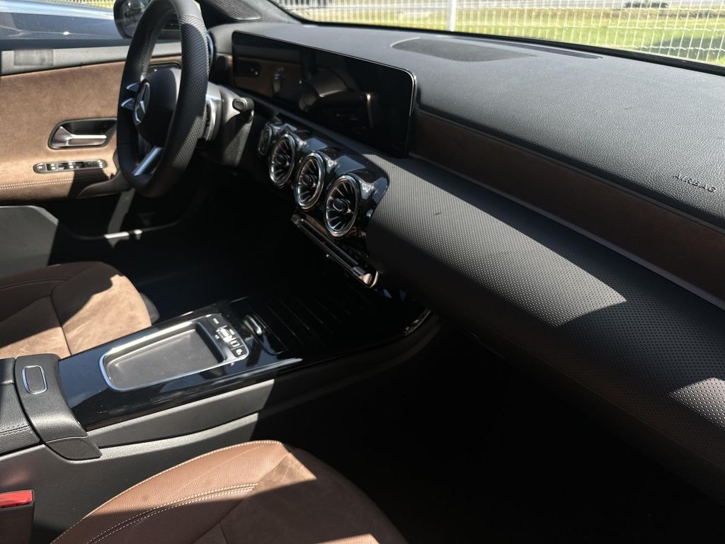 Mercedes-Benz A 200 d AMG Style Edition (foto 15)