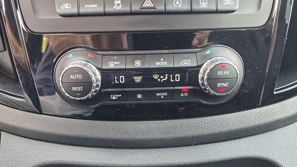 Mercedes-Benz Vito 124CDI/L Select 4x4 (foto 12)